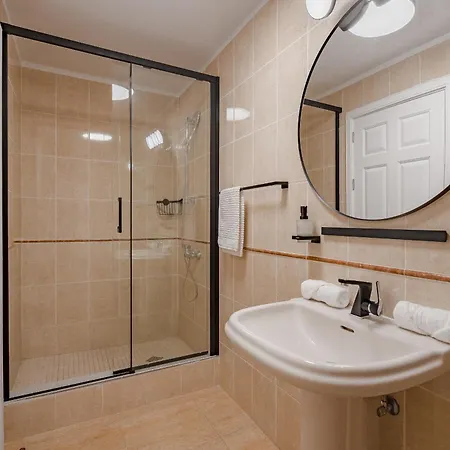 Sabina - 6 Bedroom House Villa