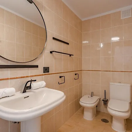 Sabina - 6 Bedroom House *