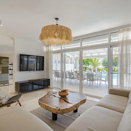 Sabina - 6 Bedroom House *