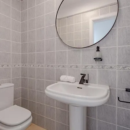 Sabina - 6 Bedroom House *