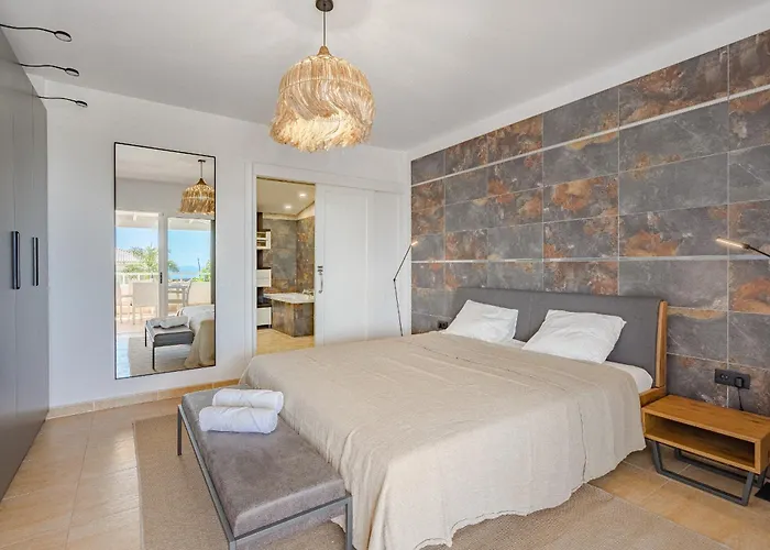 Sabina - 6 Bedroom House 阿德耶