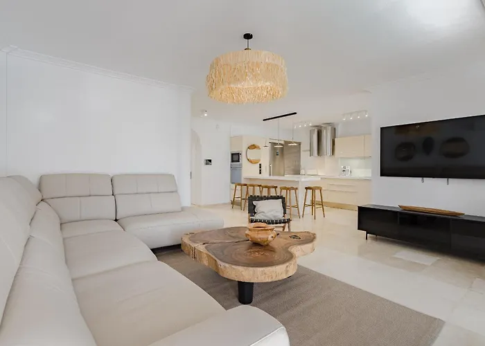 Sabina - 6 Bedroom House * 阿德耶