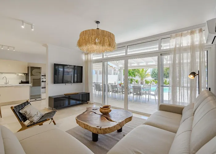 Sabina - 6 Bedroom House *